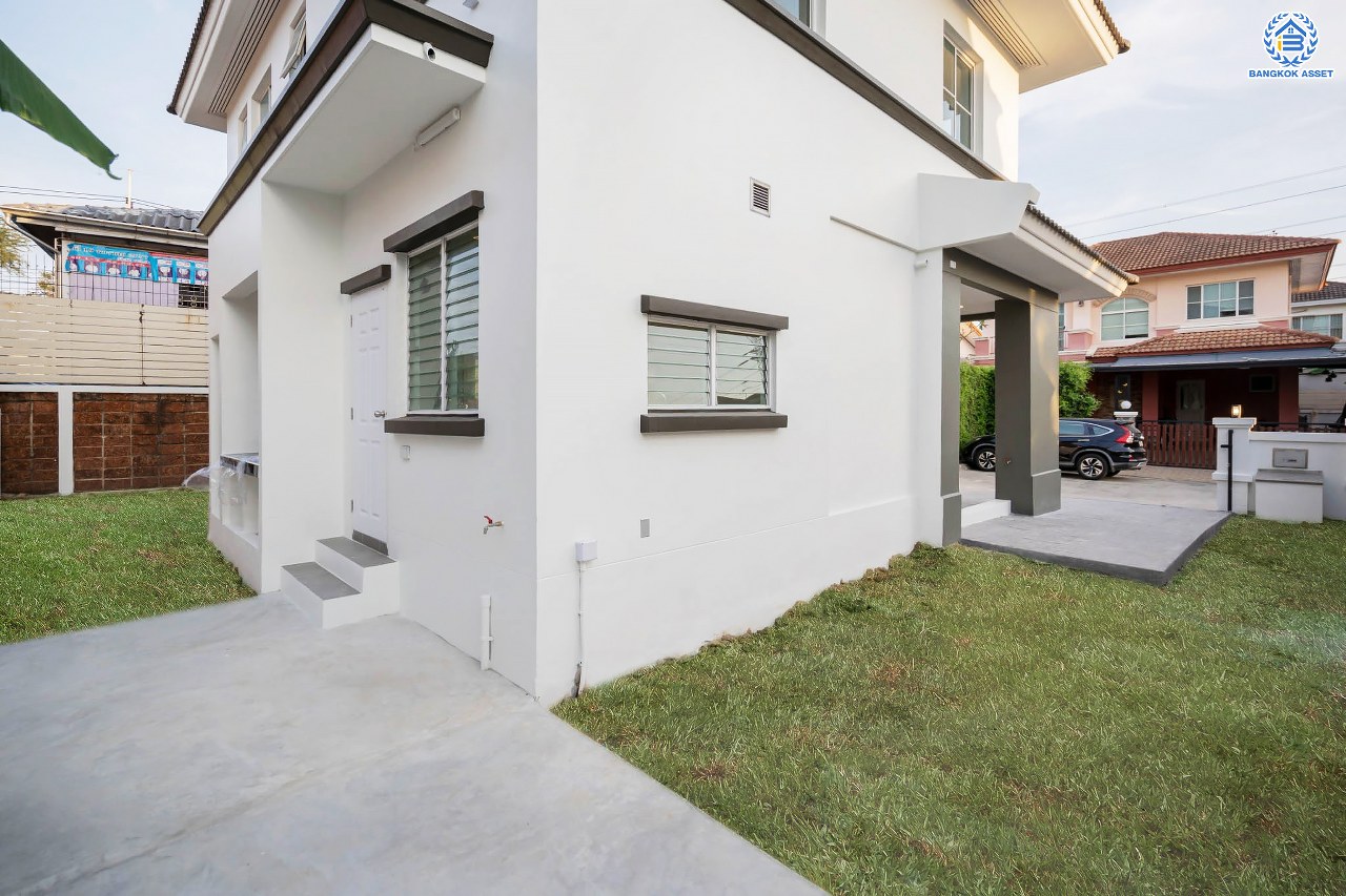 บ้านมือสองตกแต่งใหม่ แบรนด์ LH โครงการ มัณฑนา เพชรเกษม81 หลังมุม กว้างขวาง พร้อมรองรับทุกความสุข บนเนื้อที่ 69.3 ตร.ว. พื้นที่ใช้สอยกว่า 182.5 ตร.ม. พร้อมฟังก์ชัน 3 ห้องนอน 3 ห้องน้ำ จอดรถได้ 1 คัน บนทำเลเชื่อมต่อสู่ ถ.เพชรเกษม, ถ.พุทธมณฑลสาย4 ใกล้เดอะมอลล์ บางแค และม.มหิดล